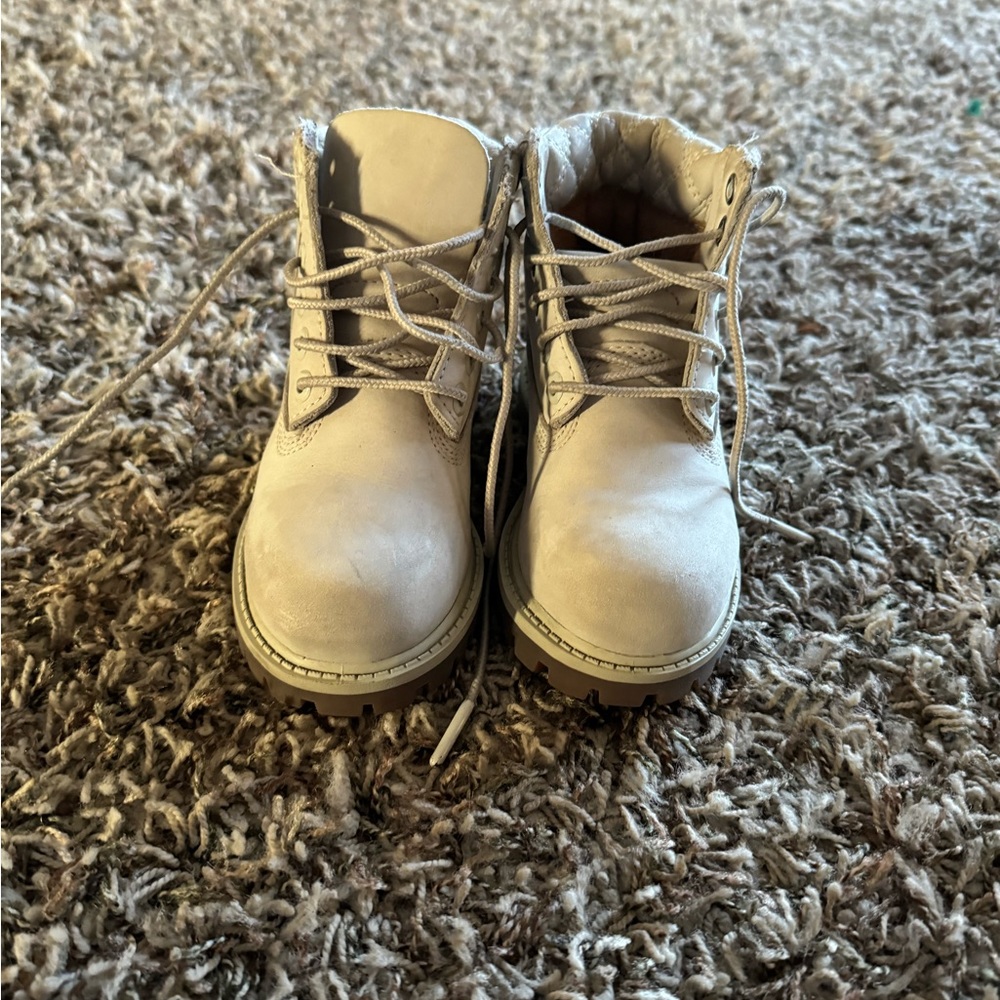 Girls size 8 timberlands like new hardly worn.  Daughter out grew it